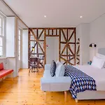 Apartment Pretty With Modern Comforts *