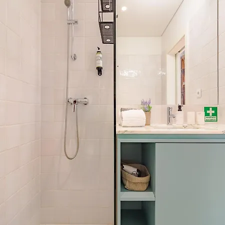 아파트 Pretty With Modern Comforts *